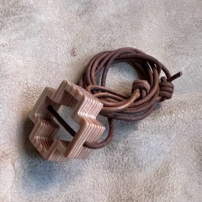 Kors vedhng af fyrretr